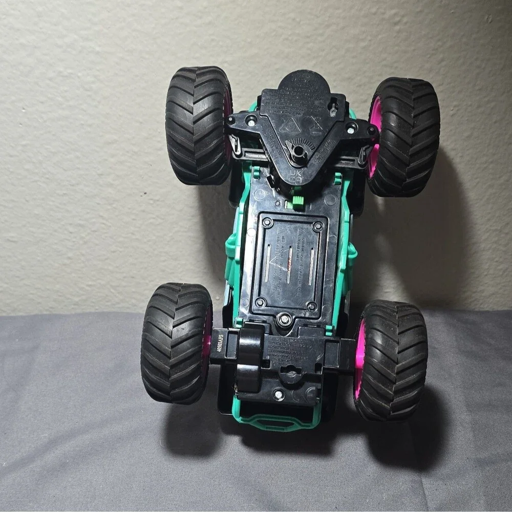 Grave Digger Nitro Neon Themed Monster Truck 1:24 No Remote 66803RX2